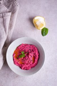 Rote Beete Hummus - rein pflanzlich, vegan, glutenfrei, ohne raffinierten Zucker - de.heavenlynnhealthy.com