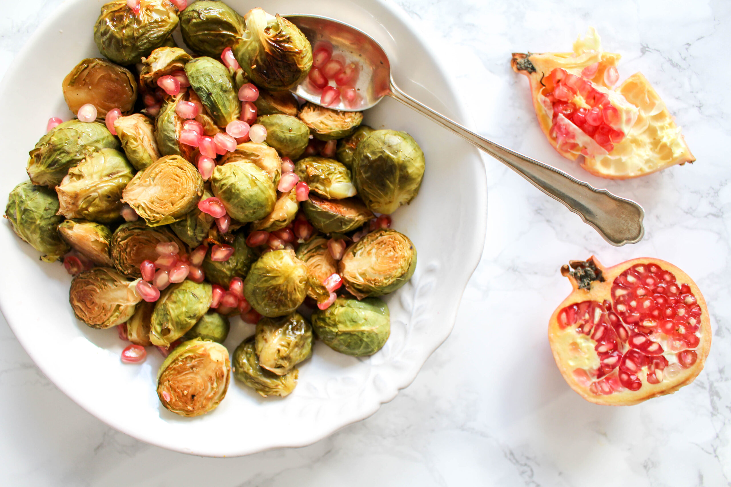 Gerösteter Honig-Rosenkohl mit Granatapfelkernen - ohne raffinierten Zucker, glutenfrei, rein pflanzlich - de.heavenlynnhealthy.com