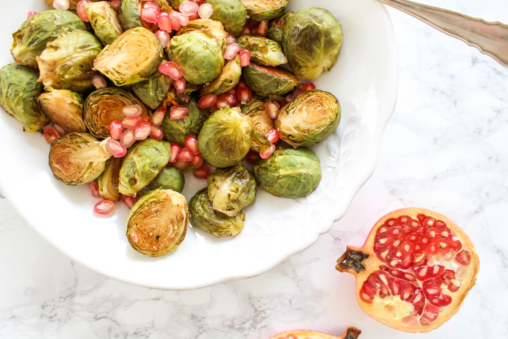 Gerösteter Honig-Rosenkohl mit Granatapfelkernen - ohne raffinierten Zucker, glutenfrei, rein pflanzlich - de.heavenlynnhealthy.com