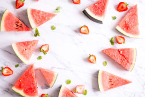 Erfrischender Erdbeer-Wassermelone Smoothie - vegetarisch, rein pflanzlich, vegan, ohne raffinierten Zucker, glutenfrei - de.heavenlynnhealthy.com