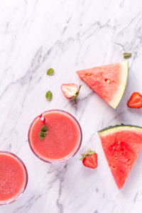 Erfrischender Erdbeer-Wassermelone Smoothie - vegetarisch, rein pflanzlich, vegan, ohne raffinierten Zucker, glutenfrei - de.heavenlynnhealthy.com