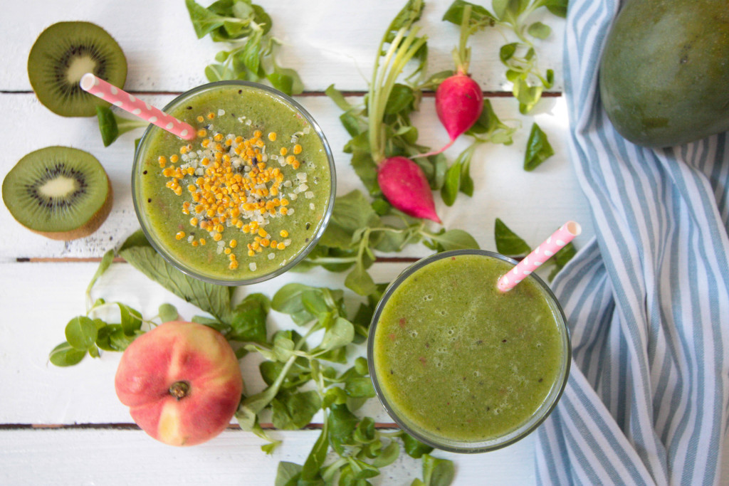 Erfrischender Grüner Sommer Smoothie mit Radieschenblättern