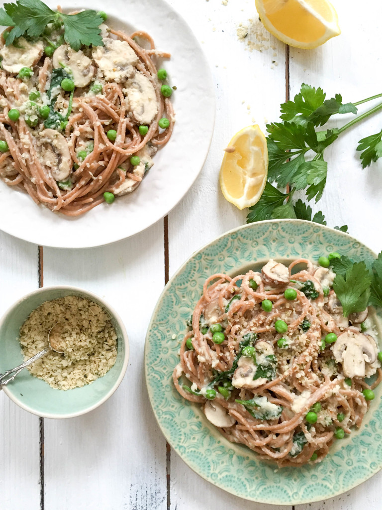 Gesunde Spaghetti Carbonara mit Blumenkohl-Soße und Superfood-Parmesan