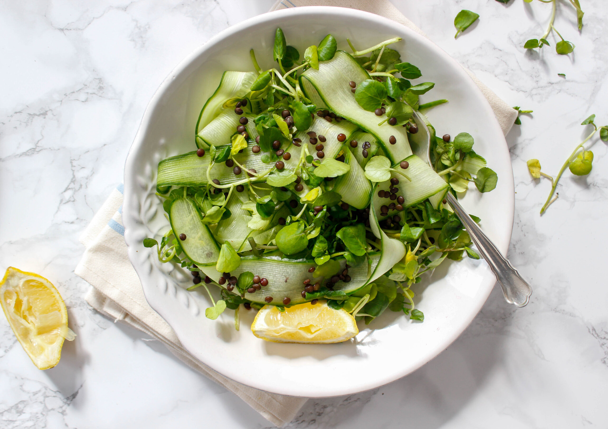 Gurkensalat mit Beluga-Linsen und Ingwer-Kurkuma-Dressing - vegan, glutenfrei, ohne Zucker - de.heavenlynnhealthy.com