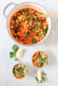 Marokkanischer Kichererbsen, Grünkohl und Süßkartoffel-Eintopf - gesund, glutenfrei, vegetarisch, vegan, ohne raffinierten Zucker - de.heavenlynnhealthy.com