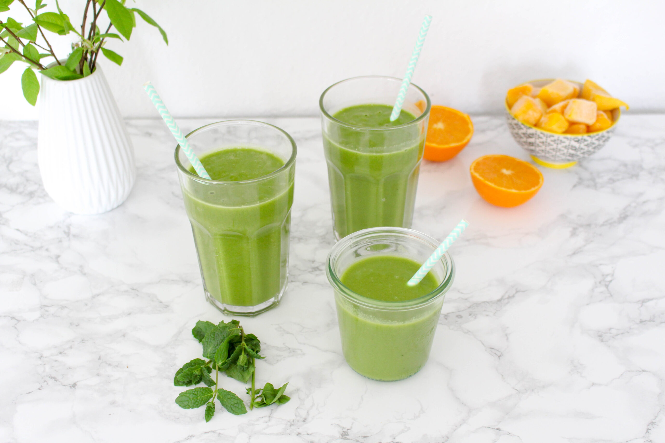 Grüner Frühlingssmoothie mit Minze und Basilikum - glutenfrei, vegan, ohne raffinierten Zucker - de.heavenlynnhealthy.com