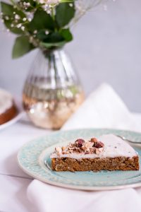 Der beste gesunde Carrot Cake - rein pflanzlich, vegan, glutenfrei, ohne raffinierten Zucker - de.heavenlynnhealthy.com