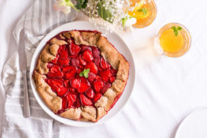 Gesunde Erdbeer-Galette - rein pflanzlich, ohne raffinierten Zucker, glutenfrei, vegan - de.heavenlynnhealthy.com