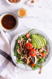 Tamari Champignon Salat mit Honig-Mole-Dressing - rein pflanzlich, ohne raffinierten Zucker, vegetarisch, vegan, glutenfrei - de.heavenlynnhealthy.com