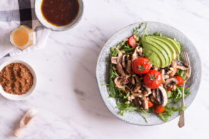 Tamari Champignon Salat mit Honig-Mole-Dressing - rein pflanzlich, ohne raffinierten Zucker, vegetarisch, vegan, glutenfrei - de.heavenlynnhealthy.com