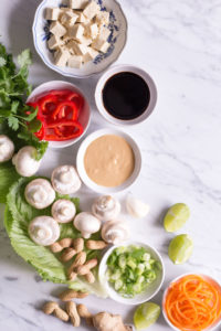 Thai Salat Wraps mit Tofu und Erdnuss-Chili-Sauce - - vegetarisch, rein pflanzlich, vegan, ohne raffinierten Zucker, glutenfrei - de.heavenlynnhealthy.com