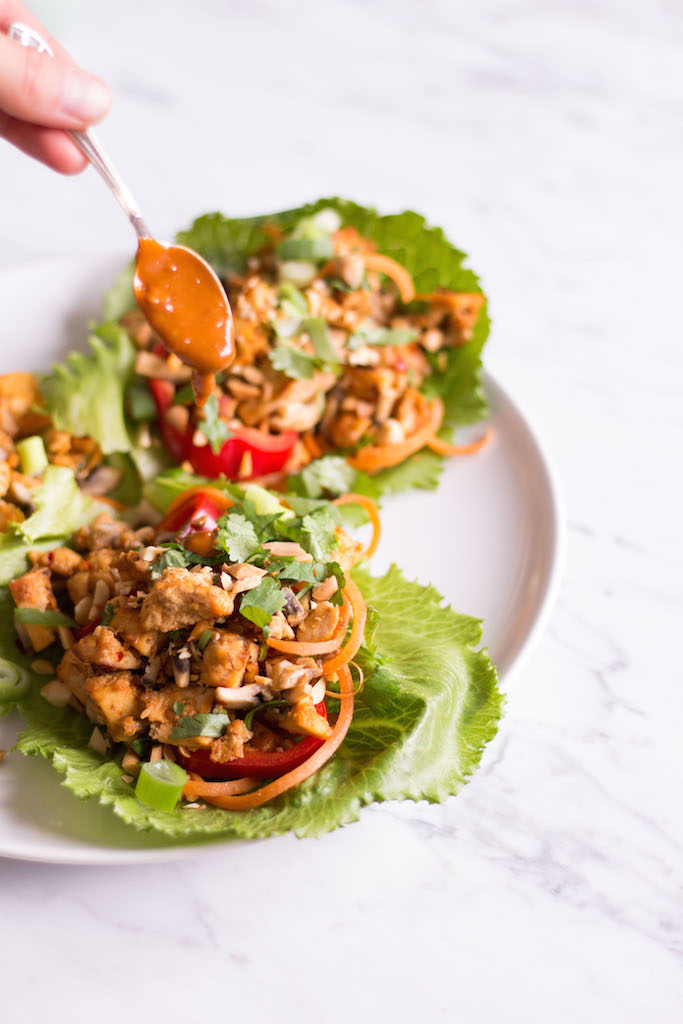 Thai Salat Wraps mit Tofu und Erdnuss-Chili-Sauce - - vegetarisch, rein pflanzlich, vegan, ohne raffinierten Zucker, glutenfrei - de.heavenlynnhealthy.com