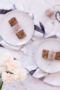 Selbst gemachte Müsliriegel mit Amaranth und Pekannüssen - rein pflanzlich, ohne raffinierten Zucker, vegan, glutenfreie Option - de.heavenlynnhealthy.com