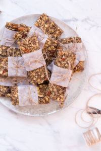 Selbst gemachte Müsliriegel mit Amaranth und Pekannüssen - rein pflanzlich, ohne raffinierten Zucker, vegan, glutenfreie Option - de.heavenlynnhealthy.com