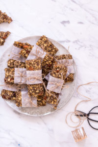 Selbst gemachte Müsliriegel mit Amaranth und Pekannüssen - rein pflanzlich, ohne raffinierten Zucker, vegan, glutenfreie Option - de.heavenlynnhealthy.com