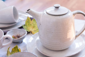Zwetschgen-Blechkuchen mit Buchweizen-Dinkel-Hefeteig - rein pflanzlich, ohne raffinierten Zucker, vegan, glutenfreie Option - de.heavenlynnhealthy.com