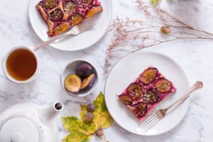 Zwetschgen-Blechkuchen mit Buchweizen-Dinkel-Hefeteig - rein pflanzlich, ohne raffinierten Zucker, vegan, glutenfreie Option - de.heavenlynnhealthy.com