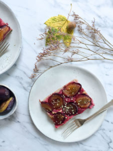 Zwetschgen-Blechkuchen mit Buchweizen-Dinkel-Hefeteig - rein pflanzlich, ohne raffinierten Zucker, vegan, glutenfreie Option - de.heavenlynnhealthy.com
