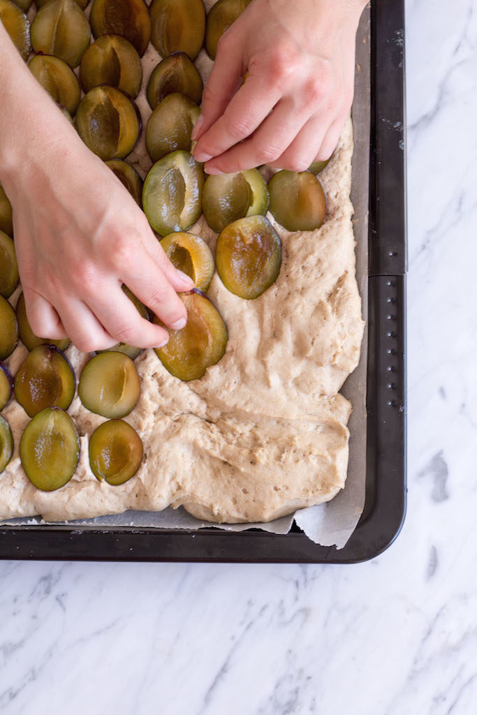 Zwetschgen-Blechkuchen mit Buchweizen-Dinkel-Hefeteig - rein pflanzlich, ohne raffinierten Zucker, vegan, glutenfreie Option - de.heavenlynnhealthy.com