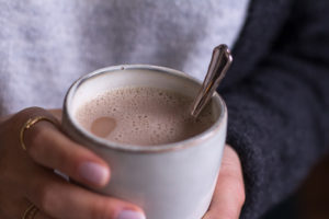 Heiße Superfood Schokolade - vegan, rein pflanzlich, glutenfrei, ohne raffinierten Zucker, ohne Milch - de.heavenlynnhealthy.com