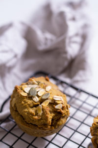 Gesunde Kürbis-Muffins - vegan, glutenfrei, rein pflanzlich, ohne raffinierten Zucker - de.heavenlynnhealthy.com