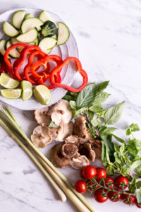 Thailändische Kokossuppe (Tom Kha Veggie) - rein pflanzlich, vegan, ohne raffinierten Zucker , glutenfrei - de.heavenlynnhealthy.com