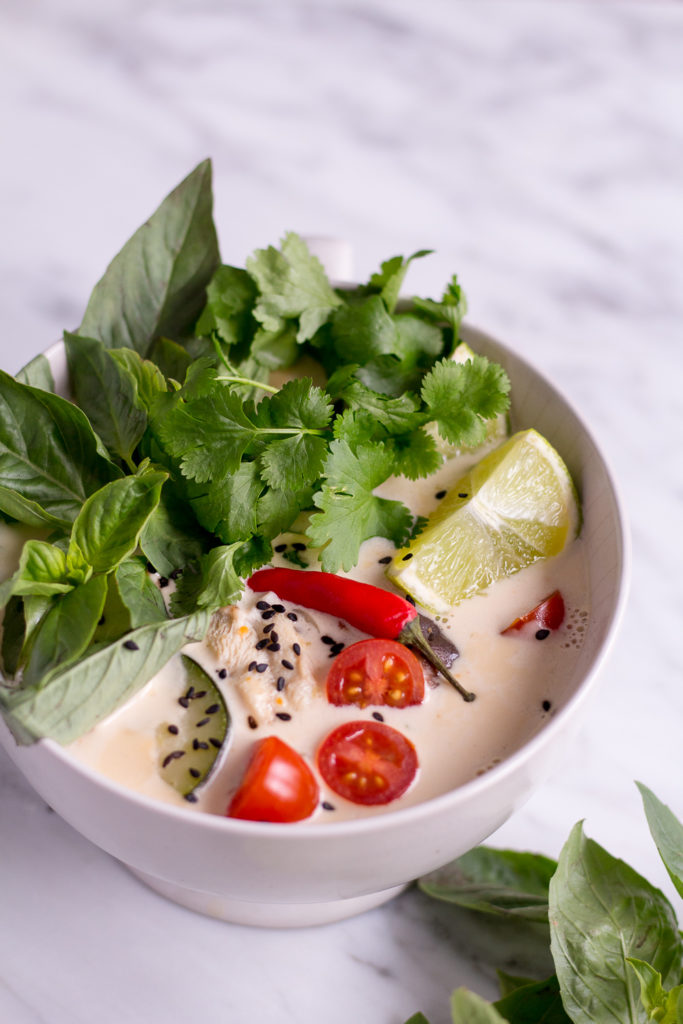 Thailändische Kokossuppe (Tom Kha Veggie) - rein pflanzlich, vegan, ohne raffinierten Zucker , glutenfrei - de.heavenlynnhealthy.com