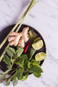Thailändische Kokossuppe (Tom Kha Veggie) - rein pflanzlich, vegan, ohne raffinierten Zucker , glutenfrei - de.heavenlynnhealthy.com