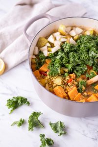 Winterlicher Wohlfühleintopf mit Süßkartoffeln, Grünkohl & Buchweizen - rein pflanzlich, vegan, gesund, glutenfrei, ohne raffinierten Zucker - de.heavenlynnhealthy.com
