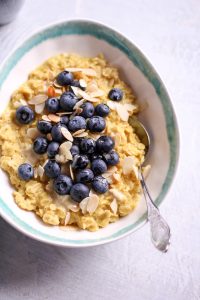 Kurkuma Porridge - rein pflanzlich, vegan, glutenfrei, ohne raffinierten Zucker - de.heavenlynnhealthy.com