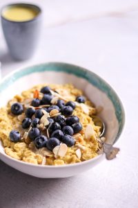 Kurkuma Porridge - rein pflanzlich, vegan, glutenfrei, ohne raffinierten Zucker - de.heavenlynnhealthy.com