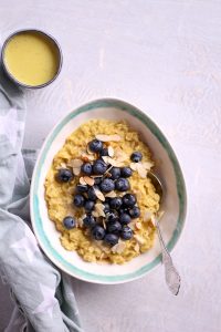 Kurkuma Porridge - rein pflanzlich, vegan, glutenfrei, ohne raffinierten Zucker - de.heavenlynnhealthy.com
