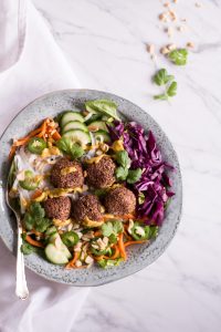 Vietnamesische Banh Mi Bowl mit pflanzlichen Quinoa-Bällchen - rein pflanzlich, vegan, glutenfrei, ohne raffinierten Zucker - de.heavenlynnhealthy.com