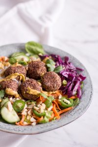 Vietnamesische Banh Mi Bowl mit pflanzlichen Quinoa-Bällchen - rein pflanzlich, vegan, glutenfrei, ohne raffinierten Zucker - de.heavenlynnhealthy.com