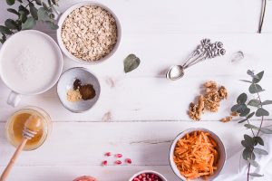 Carrot Cake Oatmeal - rein pflanzlich, vegan, glutenfrei, ohne raffinierten Zucker - de.heavenlynnhealthy.com
