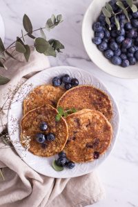 Gesunde Blaubeer-Hirse-Pancakes - rein pflanzlich, vegan, glutenfrei, ohne raffinierten Zucker - de.heavenlynnhealthy.com