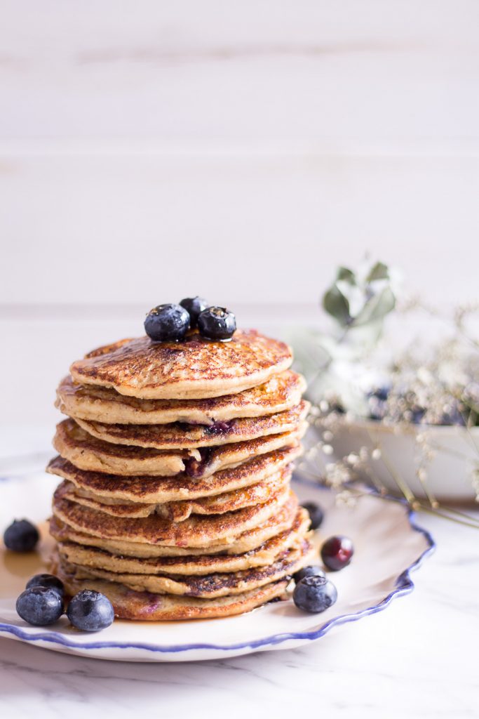 Gesunde Blaubeer-Hirse-Pancakes - rein pflanzlich, vegan, glutenfrei, ohne raffinierten Zucker - de.heavenlynnhealthy.com