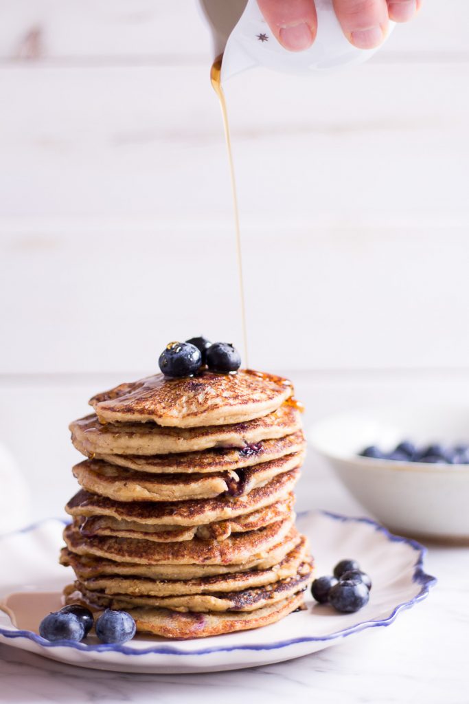 Gesunde Blaubeer-Hirse-Pancakes - rein pflanzlich, vegan, glutenfrei, ohne raffinierten Zucker - de.heavenlynnhealthy.com