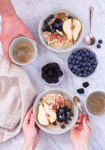 Warmes Birnen-Porridge mit Haselnussmilch - rein pflanzlich, vegan, glutenfrei, ohne raffinierten Zucker - de.heavenlynnhealthy.com