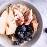 Warmes Birnen-Porridge mit Haselnussmilch - rein pflanzlich, vegan, glutenfrei, ohne raffinierten Zucker - de.heavenlynnhealthy.com