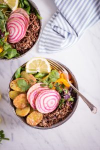 Frühlingsbowl mit Tahin-Zitronen-Dressing - rein pflanzlich, vegan, glutenfrei, ohne raffinierten Zucker - de.heavenlynnhealthy.com
