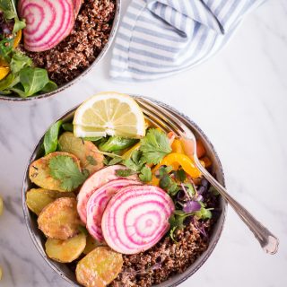 Frühlingsbowl mit Tahin-Zitronen-Dressing - rein pflanzlich, vegan, glutenfrei, ohne raffinierten Zucker - de.heavenlynnhealthy.com