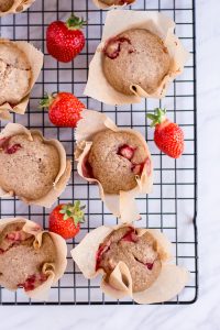 Gesunde Erdbeer-Muffins - rein pflanzlich, vegan, glutenfreie Option, ohne raffinierten Zucker - de.heavenlynnhealthy.com