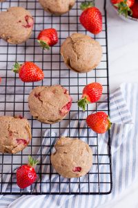 Gesunde Erdbeer-Muffins - rein pflanzlich, vegan, glutenfreie Option, ohne raffinierten Zucker - de.heavenlynnhealthy.com
