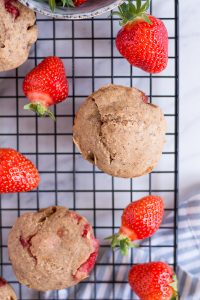 Gesunde Erdbeer-Muffins - rein pflanzlich, vegan, glutenfreie Option, ohne raffinierten Zucker - de.heavenlynnhealthy.com