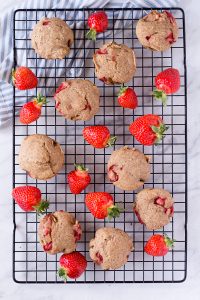 Gesunde Erdbeer-Muffins - rein pflanzlich, vegan, glutenfreie Option, ohne raffinierten Zucker - de.heavenlynnhealthy.com