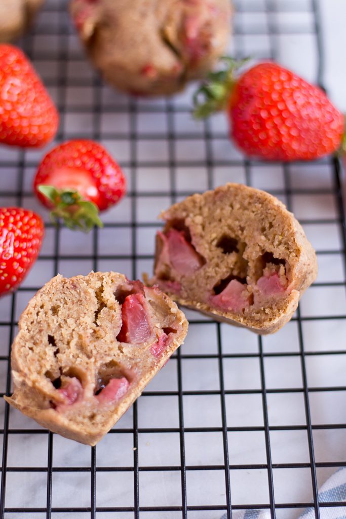 Gesunde Erdbeer-Muffins - rein pflanzlich, vegan, glutenfreie Option, ohne raffinierten Zucker - de.heavenlynnhealthy.com