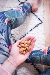 Natürliche Snacks: Mandeln als perfekter Snack für Büro, Uni oder unterwegs - heavenlynnhealthy.com