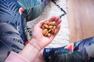 Natürliche Snacks: Mandeln als perfekter Snack für Büro, Uni oder unterwegs - heavenlynnhealthy.com