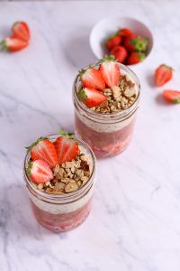 Rhabarber-Erdbeer-Parfait - rein pflanzlich, vegan, glutenfrei, ohne raffinierten Zucker - de.heavenlynnhealthy.com